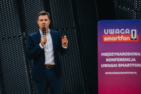 uwaga_smartfon_orginal -151-Poprawione-Szum